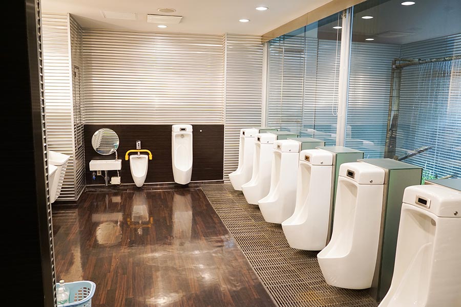 Kariya Highway Oasis’s Deluxe Restroom (for Gentlemen)