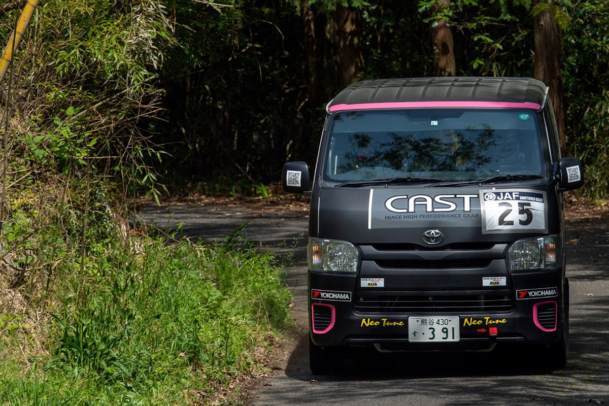 Kunisawa’s Hiace competing in the Japanese Rally Championship