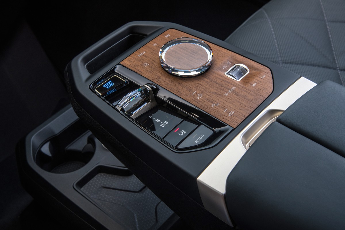 There are not many switches left in the BMW iX. But there are still some in the centre console.