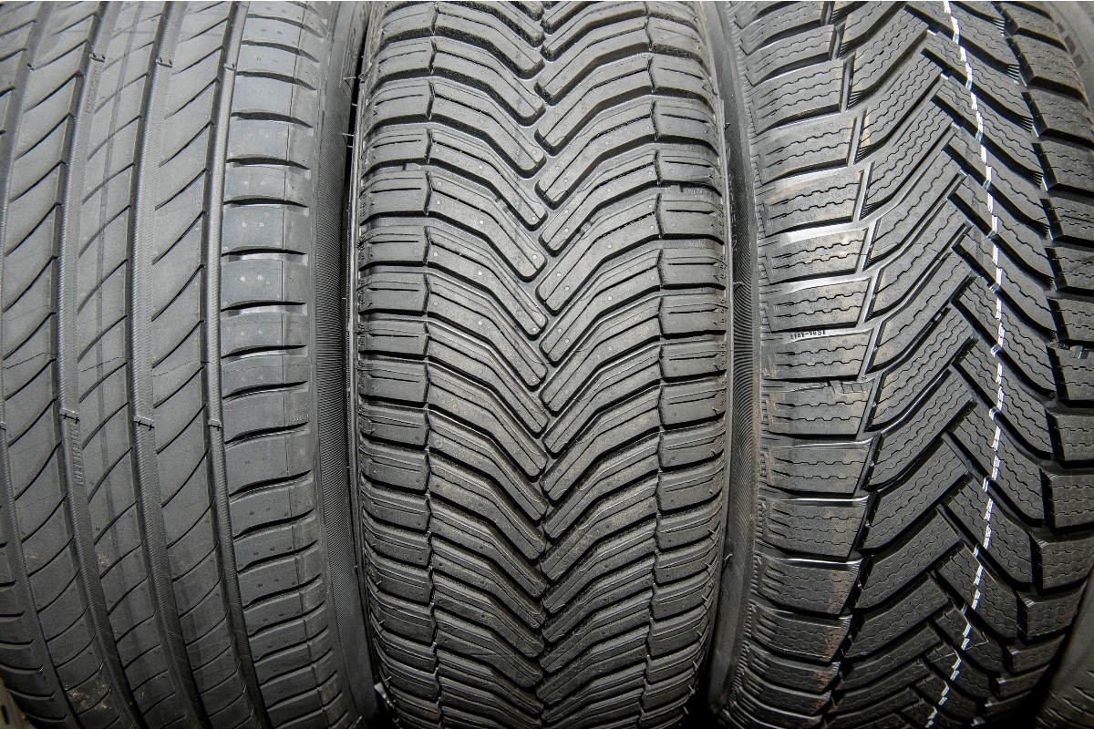 The all-season tyre (middle) is getting close to the performance of winter (r) and summer tyres (l) in many areas.