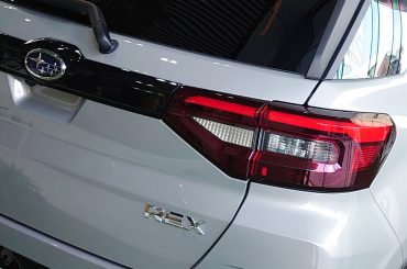 191万円！ SUBARU「最小SUV」発表！ 全長4m以下の小型ボディ×迫力顔がスゴい！ 新「レックス」安全性が向上！