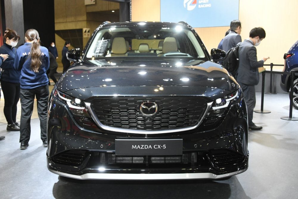 マツダ新型「CX-5」は“CX-5らしさ”をどう守った？ 伸びたボディでも四角く見せない造形と「富士山型Dピラー」の狙いとは
