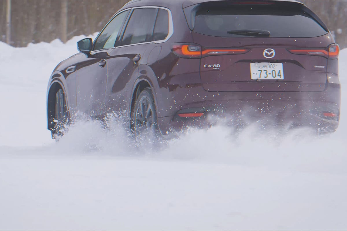 MAZDA CX-80の雪上性能が北海道試乗で明らかに！ 直列6気筒エンジン×FRベースの組み合わせが持つ“走りの素性の良さ”をレーシングドライバー木下隆之が徹底テスト【PR】