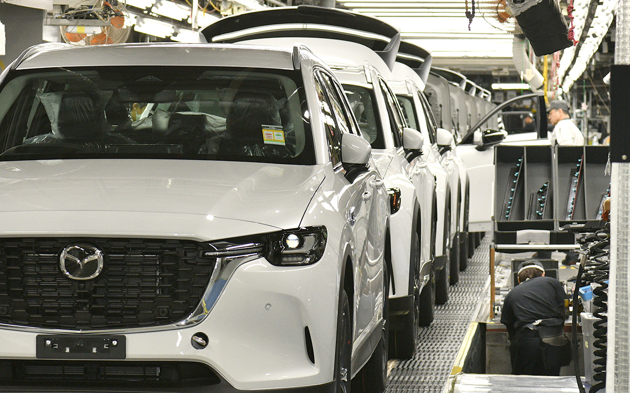 マツダ車の「製造現場」どうなっている？ 「デザインや走り“だけ”重視」ではない！ 「ドアのスキマ」の精度まで追求!? 1台ずつに込められた「究極のコダワリ」を確かめた！