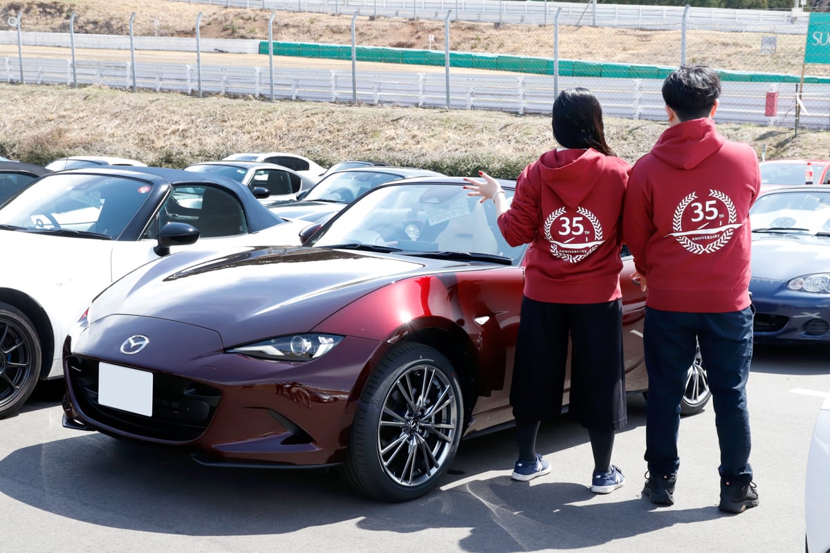 「35周年記念車」と「初代」2台のロードスターを所有する夫婦にインタビュー！ 乗り換え覚悟だった愛車に対して奥さまが「手放してはダメ」と言った理由