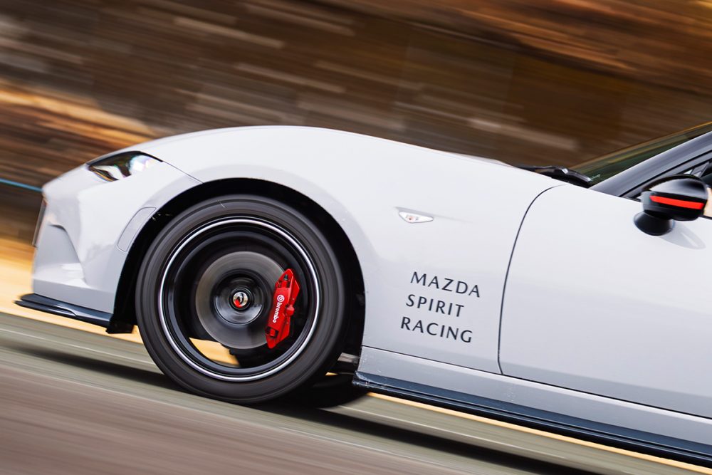 「シフトチェンジが楽しくてたまらない…」2リッター“ソフトトップ”ついに登場！ マツダ「ロードスター 12R」の公道試乗でわかった実力