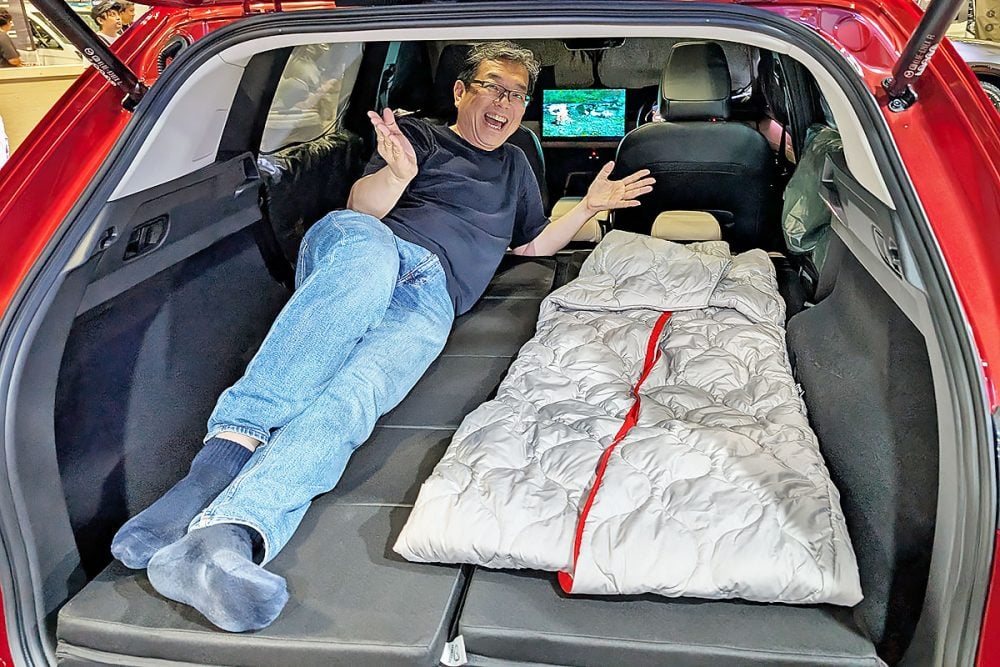 新型CX-5は「車中泊」派もバッチリ満足？ さらに広く快適に＋「お泊り」純正アクセサリーも充実したラゲッジルームで実際に“寝て”みた
