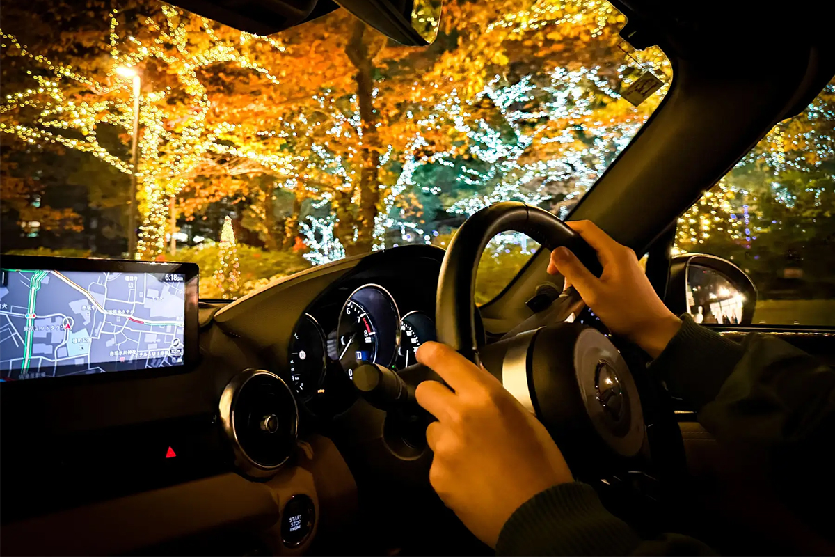 青山のマツダブランド体感スポットが“クリスマス仕様”に大変身！ ロードスターやCX-80で楽しむ特別な夜景ドライブが魅力的すぎる