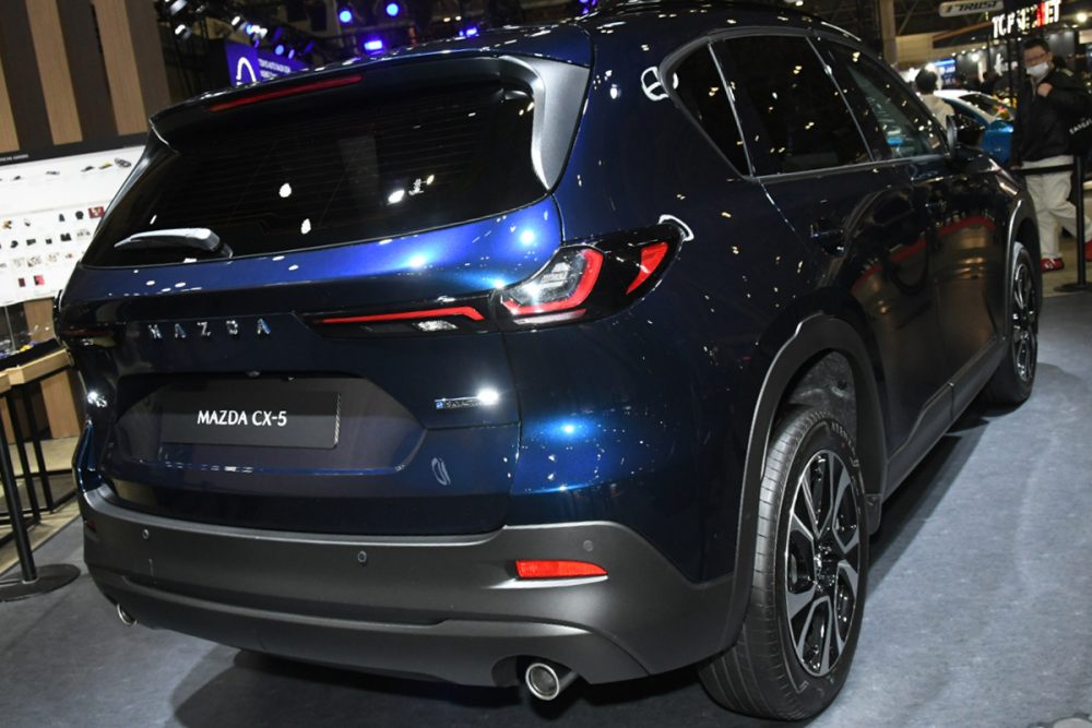 新型「CX-5」に間に合った！ マツダの新色「ネイビーブルーマイカ」開発の経緯とこだわりをチーフデザイナーが語る