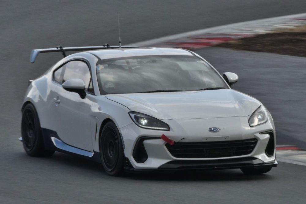 バイオマス由来の合成燃料を使用する「SUBARU BRZ」の開発車両