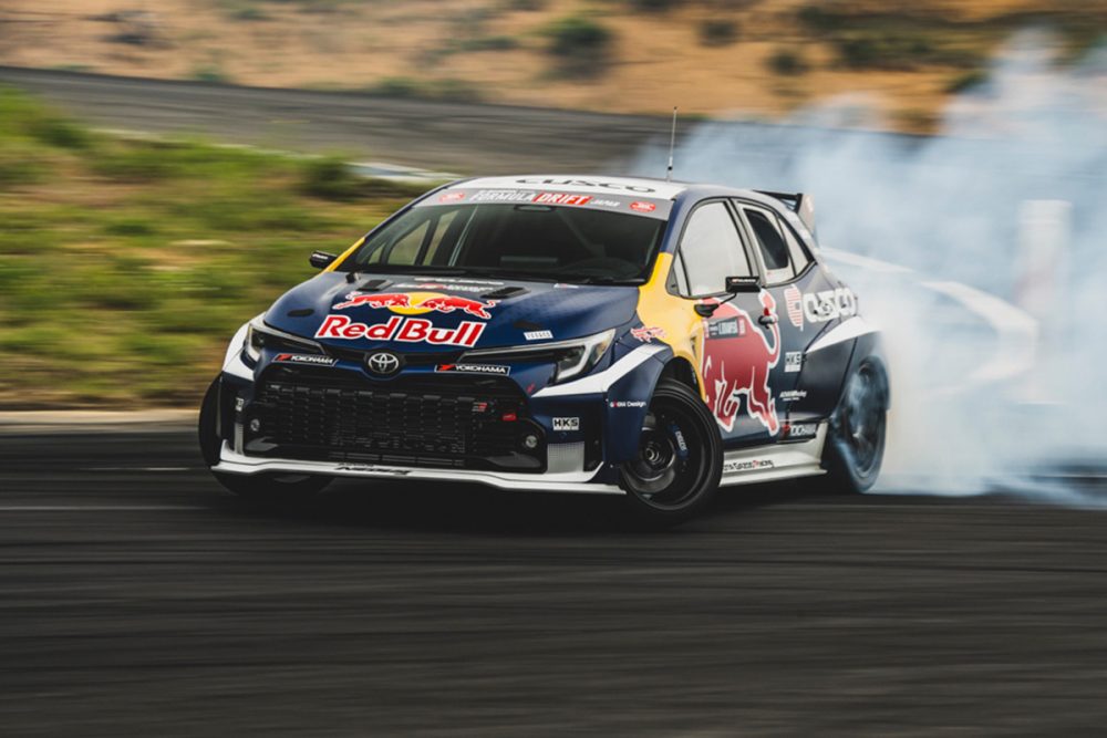 ドリフト走行を披露する「Red Bull GR COROLLA」