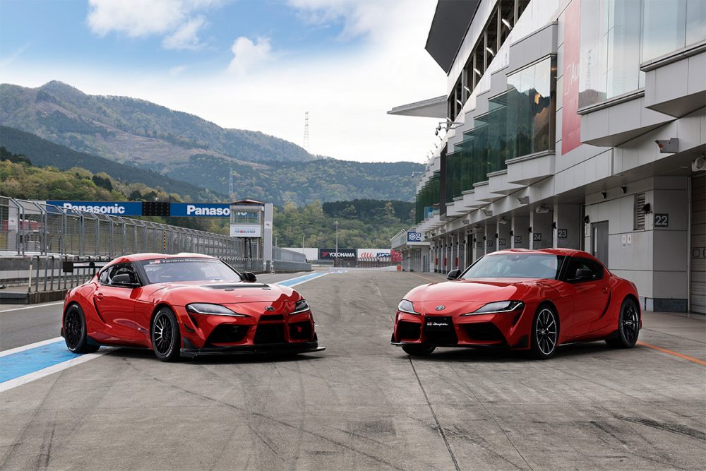 トヨタ「GRスープラ GT4」（左）とベースの「GRスープラ」