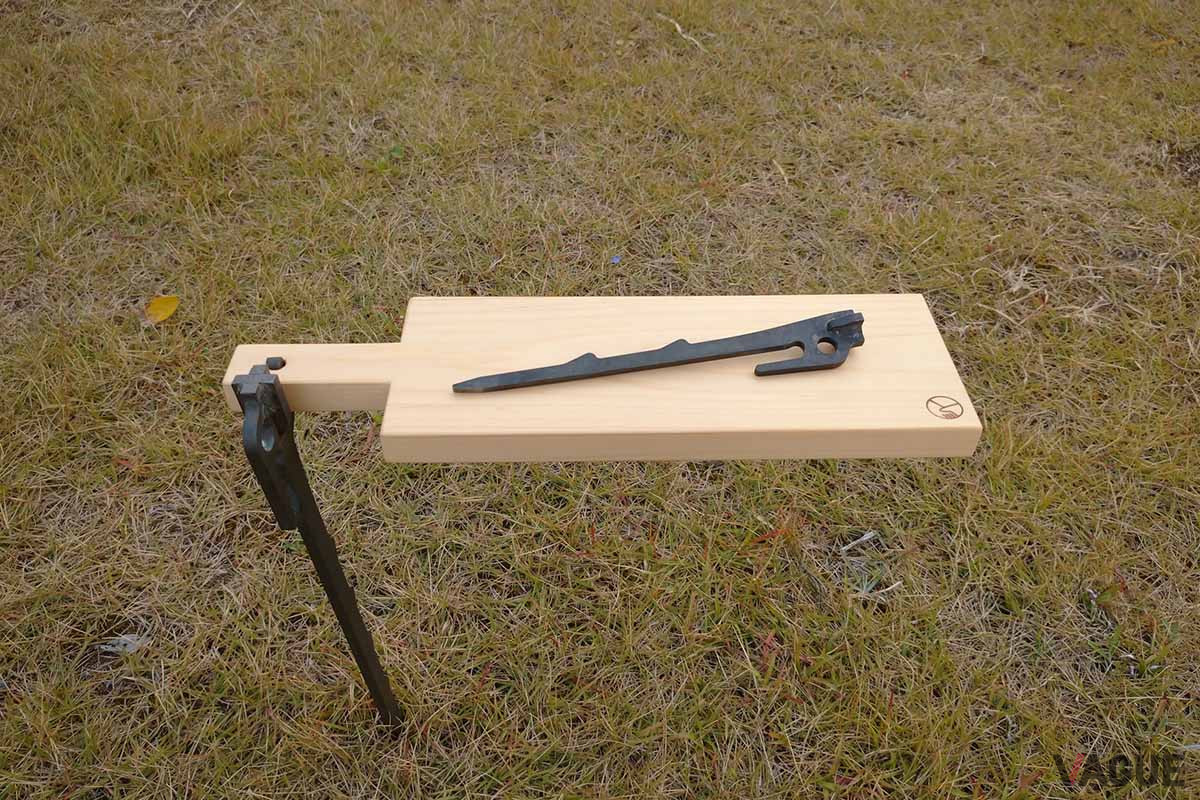 365mmフック付きは、フックに穴付きの板を引っかけてサイドテーブルに。アイデアを形にできるペグとなっている