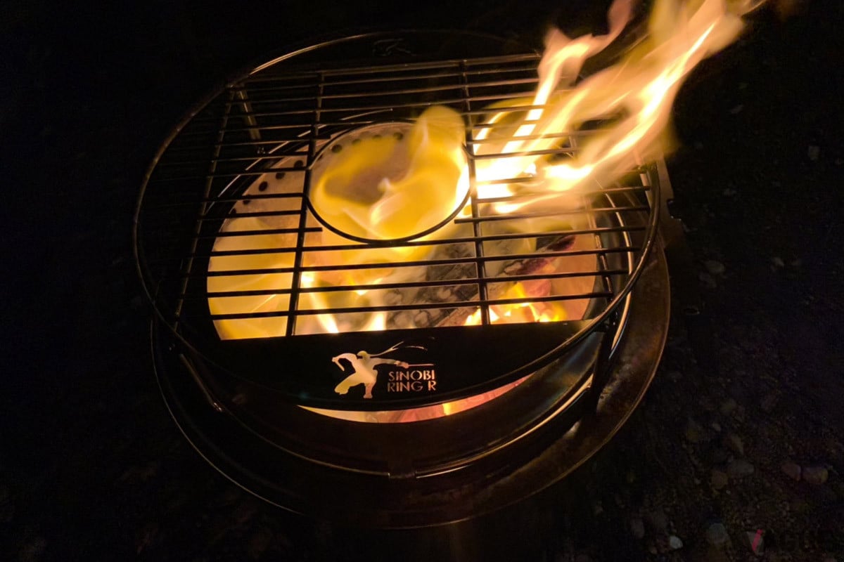 忍者ロゴが浮かび上がるsolo stove「レンジャー」用五徳「SHINOBI RING R」。二次燃焼が生み出す高火力を活かすために、10cmほどの高さを出すことで調理しやすい熱にする