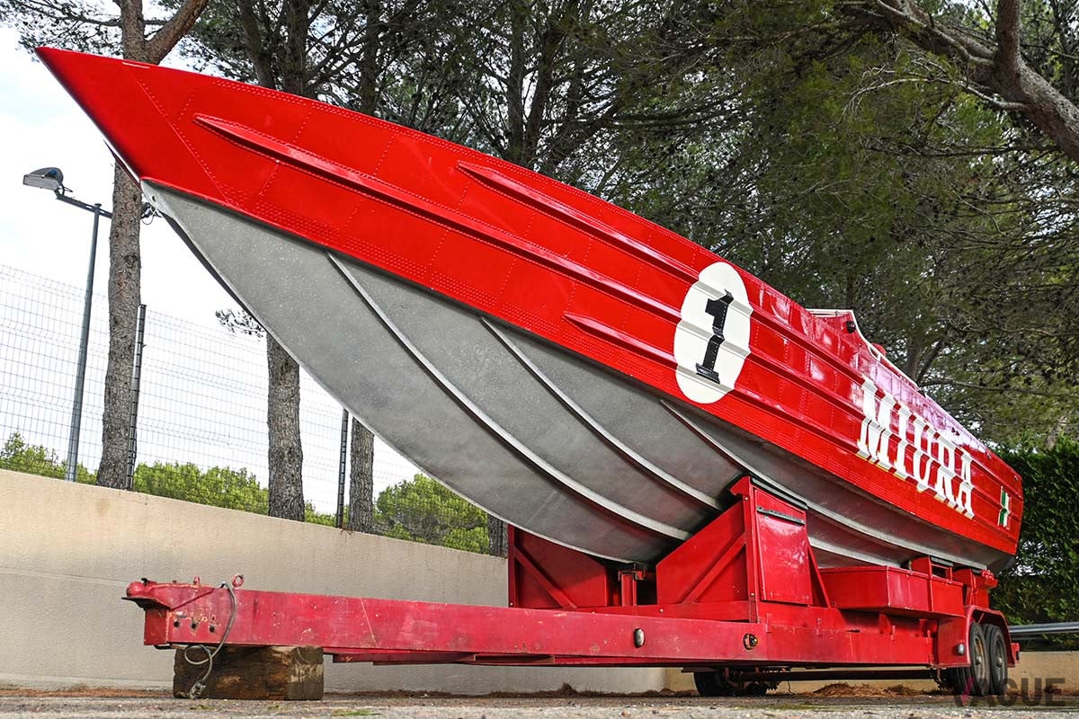 38フィートのアルミニウム製モノハル型の船体はヴィアレッジョに本拠を置くボートビルダー「CUV」によって製造された（C）2021 Courtesy of RM Sotheby's
