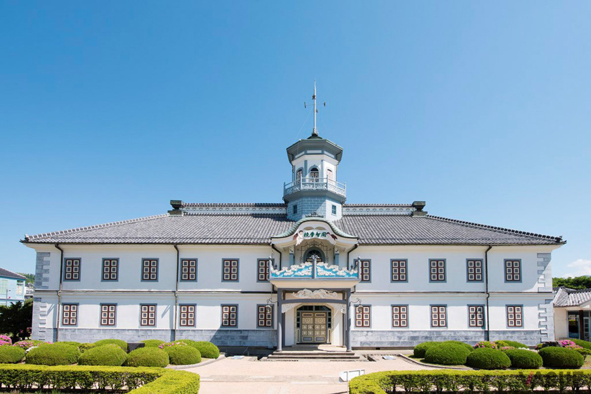 旧開智学校。松本城とならび松本市を代表する国宝の建築物