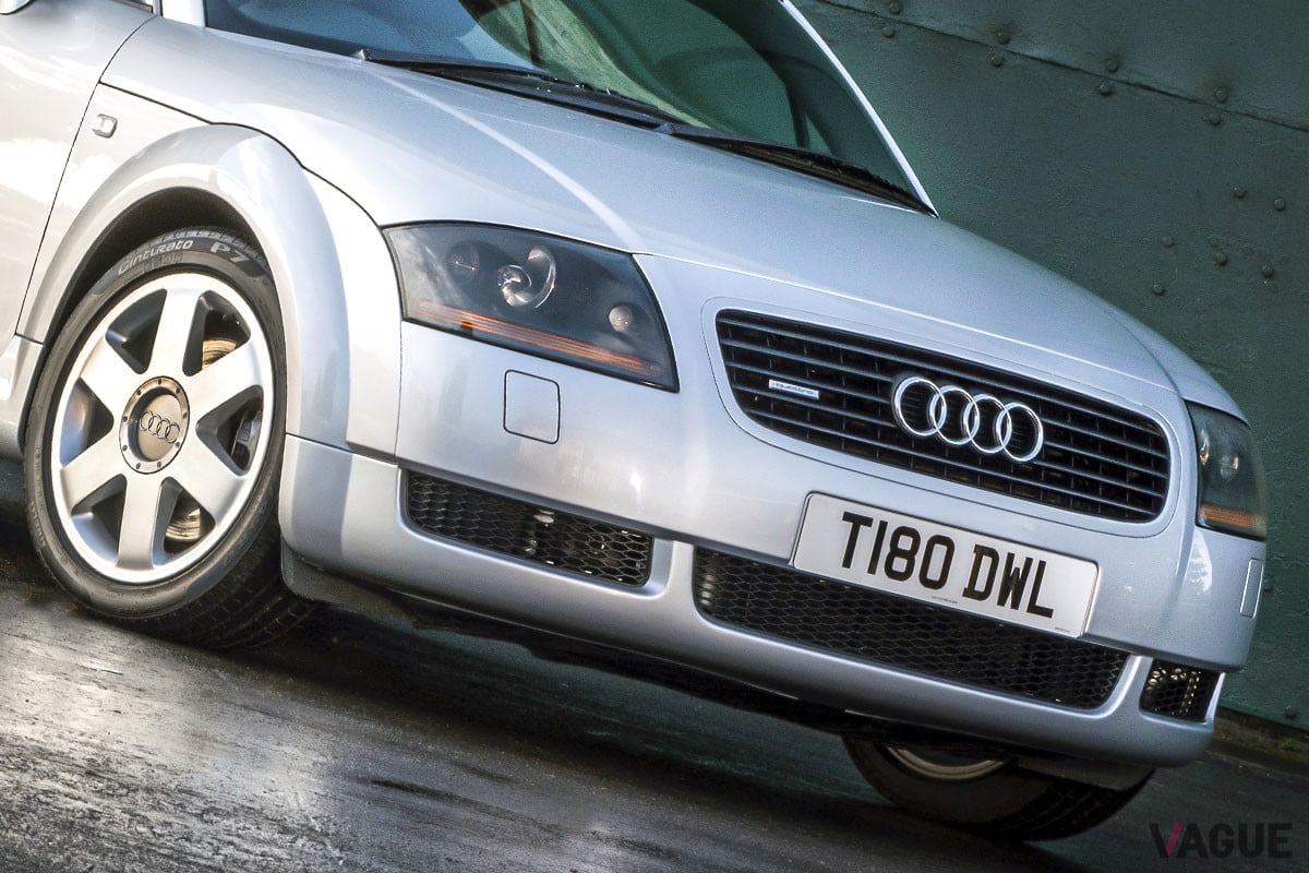 1998年に登場した初代アウディ「TT」。写真のクルマは初期型で、ブラックカラーのヘッドライト内部と水平基調のグリルを装備する（C）Audi UK