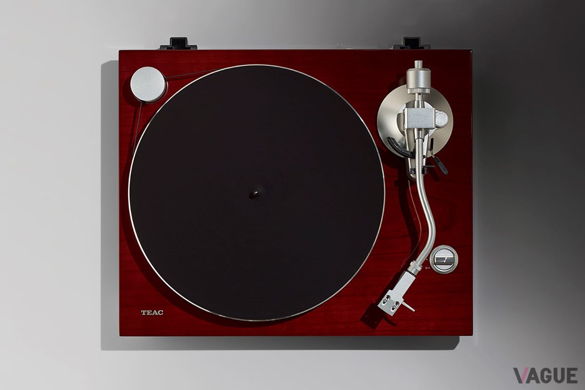 ティアックから新たに登場したアナログターンテーブル2モデルは、レコード盤に収録された情報を大きな音で奏でられるよう増幅するフォノイコライザーアンプを搭載した