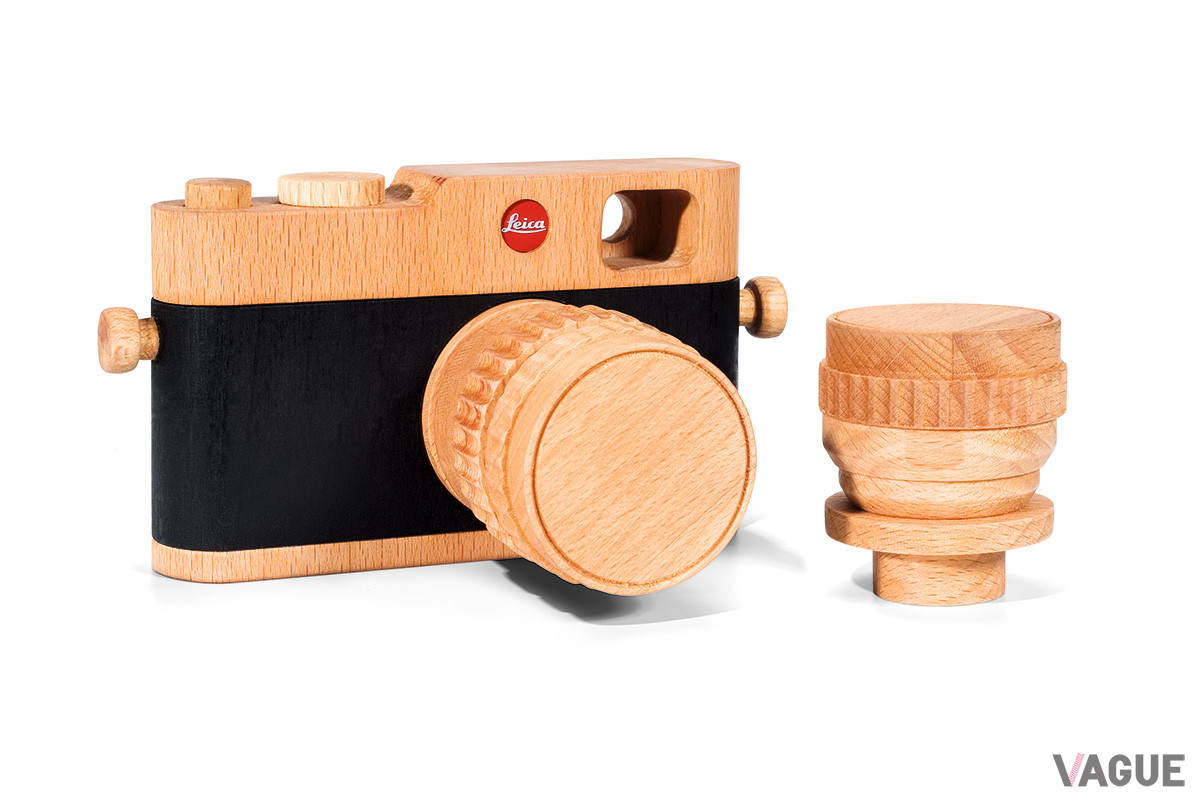 「木製M型ライカ」は、Ｍ型カメラをモチーフにデザインされた遊び心たっぷりの精巧な木製レプリカ。上質なブナ材を使い、ドイツの職人がハンドメイドで完成させたトイカメラだ