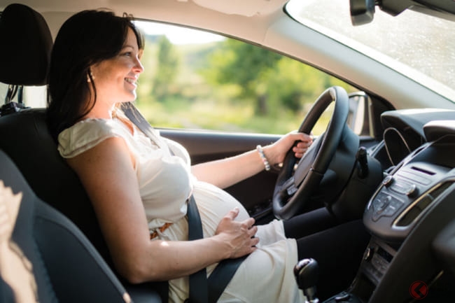 妊婦はシートベルトをするべき 妊娠中免除 は大きな誤解 道交法でも着用は義務 くるまのニュース