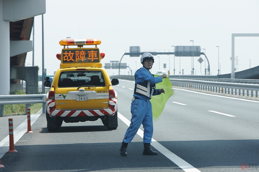 高速道路上でパンク・バーストなどになった場合には安全な場所に停車後、緊急番号「＃9910」などに連絡することが大切。（画像：NEXCO東日本）