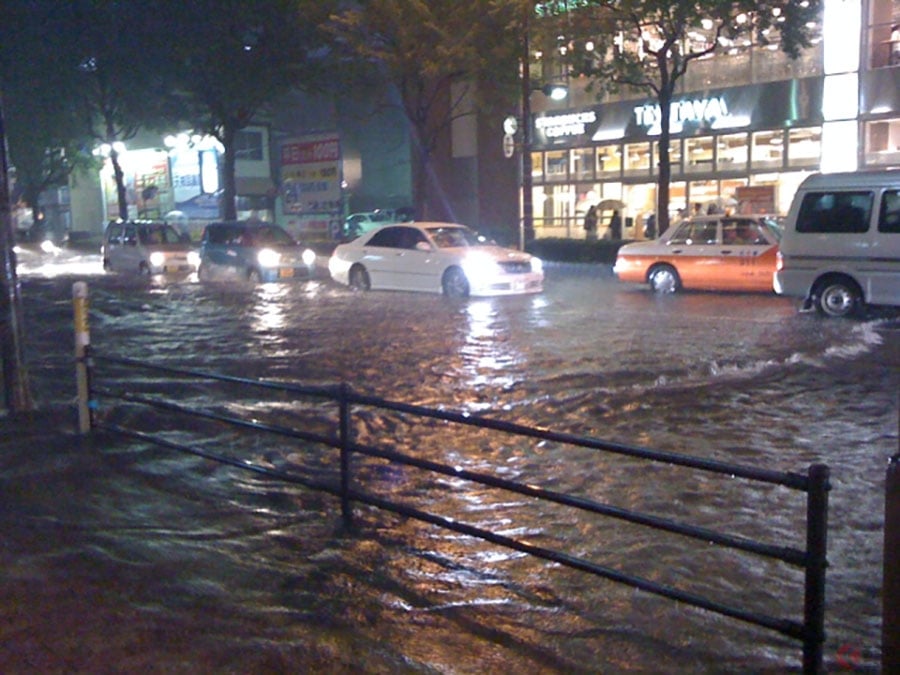 この先 冠水 いまのクルマは走り切れる 多発するゲリラ豪雨 急な冠水時等どうすれば くるまのニュース