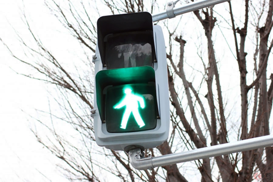 本当は緑色の信号機 なぜ日本だけ 青信号 海外はすべて グリーン と呼ぶのに くるまのニュース 2