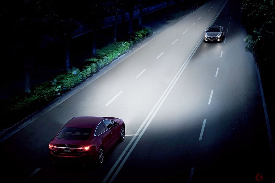 マツダ車で採用されている「アダプティブLEDヘッドライト」動作イメージ。対向車に当たる部分のみ減光されている（画像：マツダ）