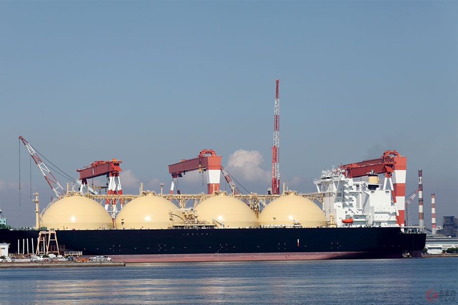 膨大な量の石油を海外からタンカー船で輸入しています。