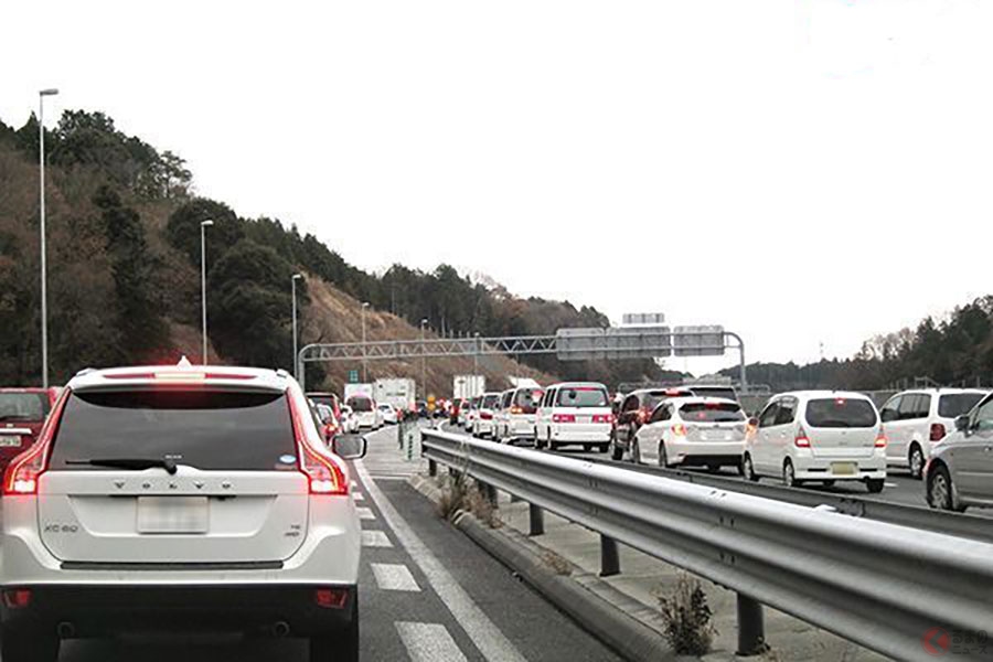 加速車線が短すぎて加速できない 高速の合流 どうすれば 一瞬の判断や操作 日本は高度な運転技術が必要 くるまのニュース 2