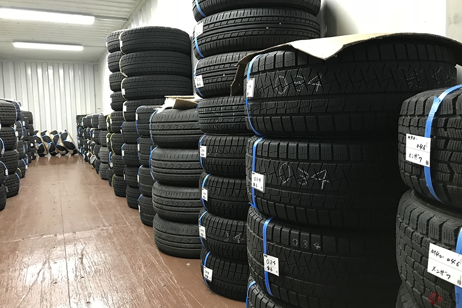 タイヤショップなどで実施されているタイヤ保管サービス。保管室にタイヤが並ぶ