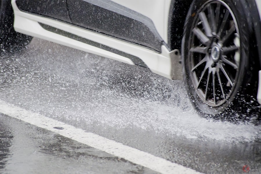 雨の日に水しぶきが多い道路と少ない道路は何が違う 水はけ以外のメリットも くるまのニュース