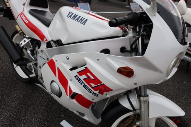 ヤマハ「FZR400R」レース出場も可能な限定モデルとして誕生した！ | くるまのニュース