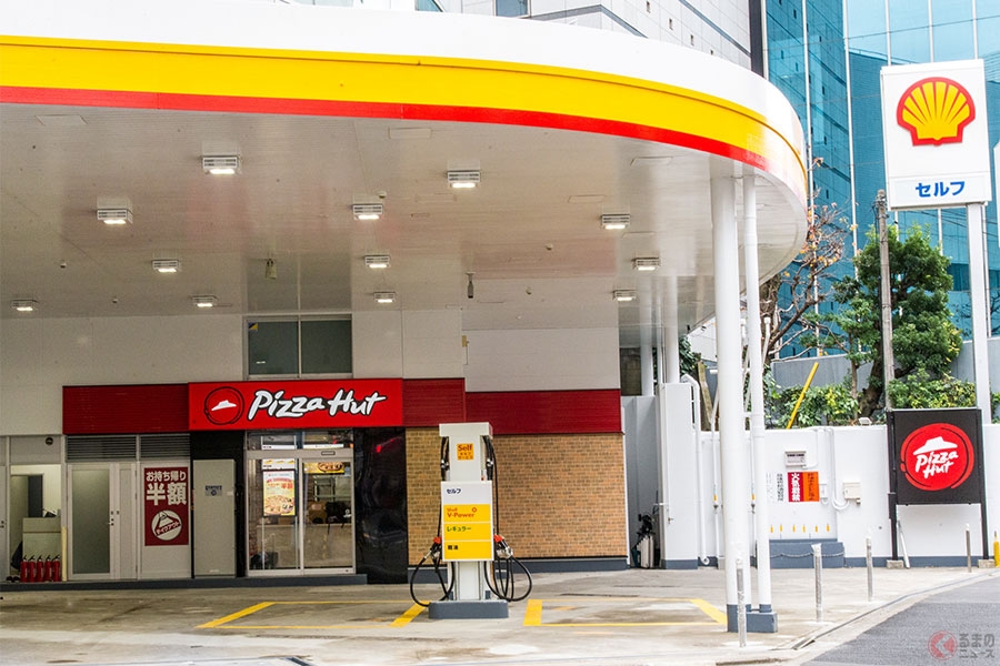 昭和シェル石油と日本ピザハットがコラボした日本初ガソリンスタンド内のピザ屋を2018年12月にオープンしている