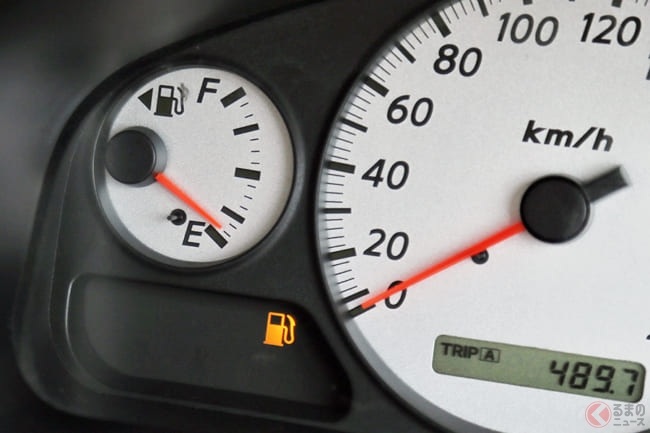 車の燃料表示がゼロに あと何キロ走れるの 燃料切れが違反行為の場合も くるまのニュース