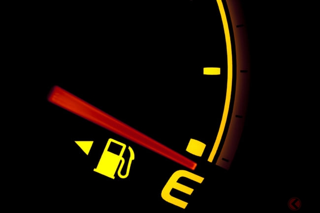 車の燃料表示がゼロに あと何キロ走れるの 燃料切れが違反行為の場合も くるまのニュース