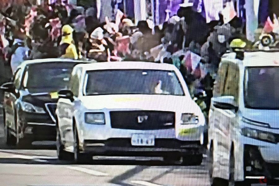 箱根駅伝で 白い派手なセンチュリーが走ってる とsnsでも話題 実はトヨタ社長の特注車 くるまのニュース