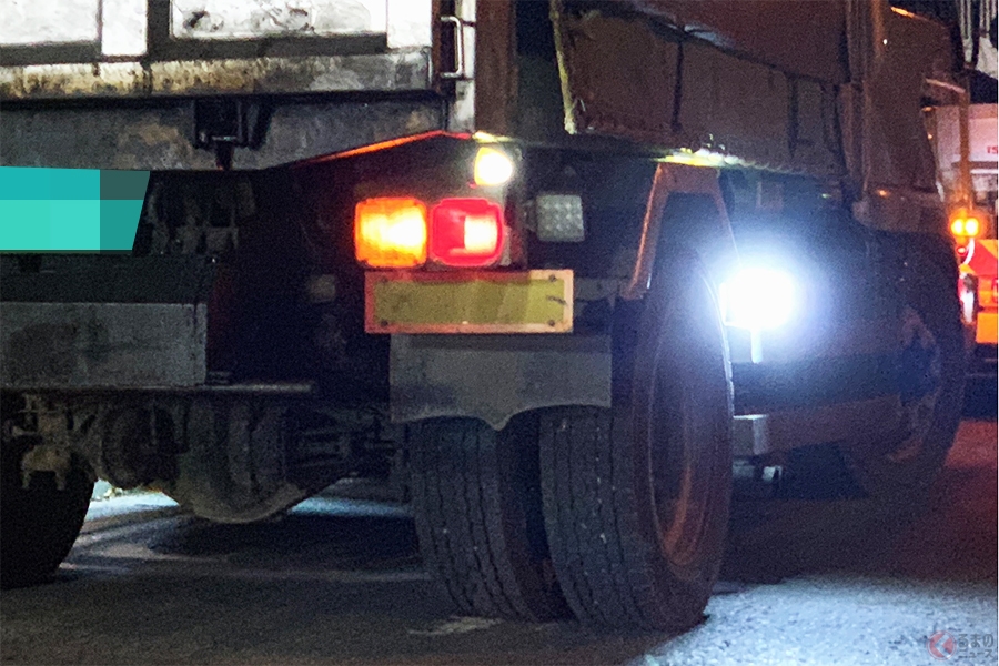 トラックの危険な目つぶし違法ライト急増 後輪付近にある眩しいライトの正体とは くるまのニュース