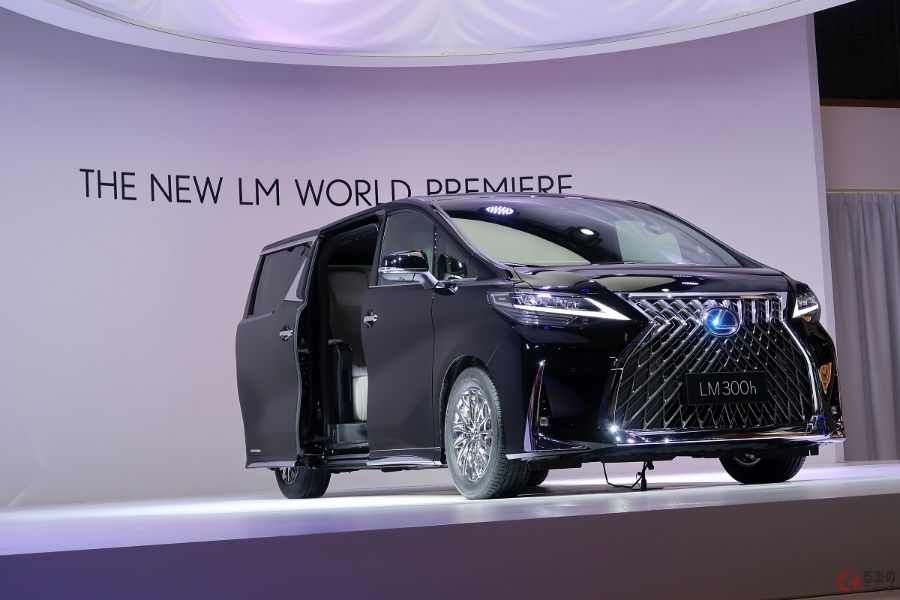 レクサス初となる新型ミニバン「LM」は上海モーターショー2019で世界初公開された（画像：お披露目時の様子）