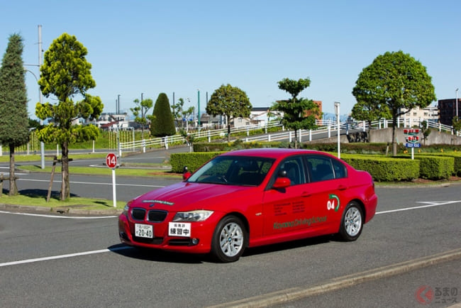 なぜ5ナンバー車多い Suv人気でも教習車に小型セダンが採用される理由とは くるまのニュース 2