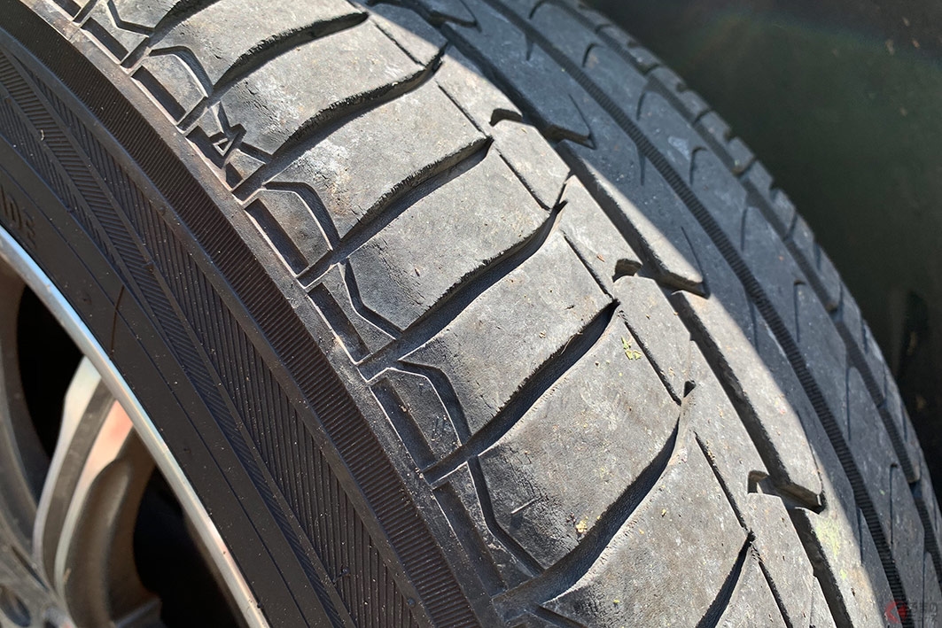 タイヤは「値段」だけで選んではイケない！ 劣化したタイヤはひび割れするなど性能も低下するほか、最悪の場合にはバーストする危険性も！