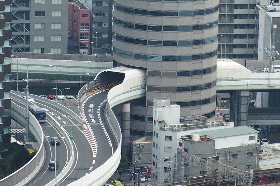 ビルを貫通するトンネル[阪神高速道路11号池田線]（2013年6月、佐藤勝撮影）