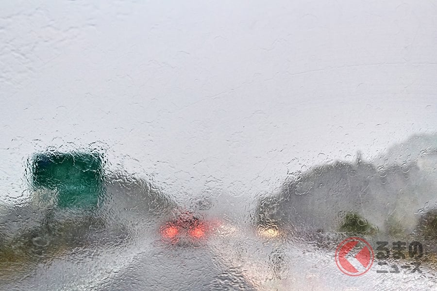 高速道路走行中にゲリラ豪雨に遭ったら、ヘッドライトを点灯、そしてゆっくりと速度を落として安全を確保したい