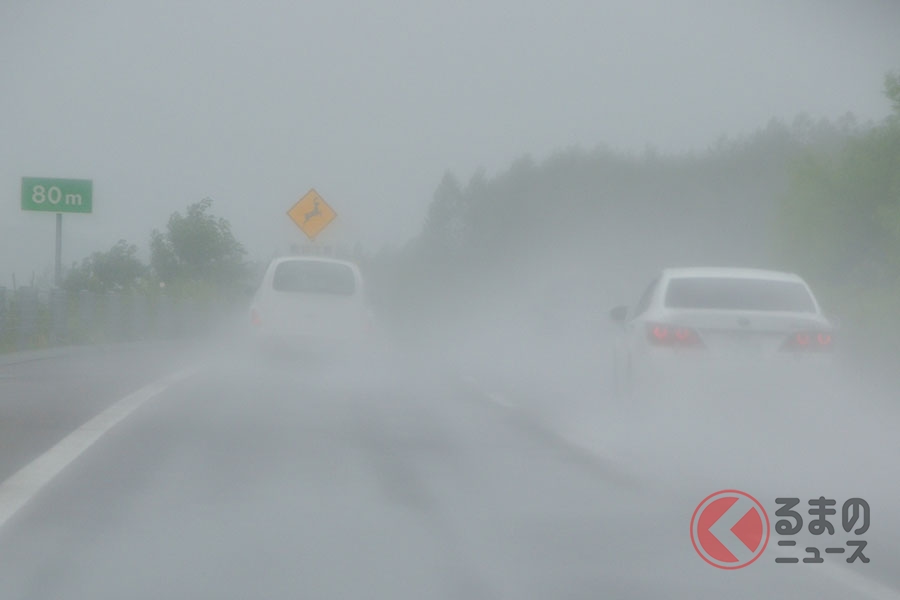 雨の高速道路で「ハイドロプレーニング現象」発生しやすい