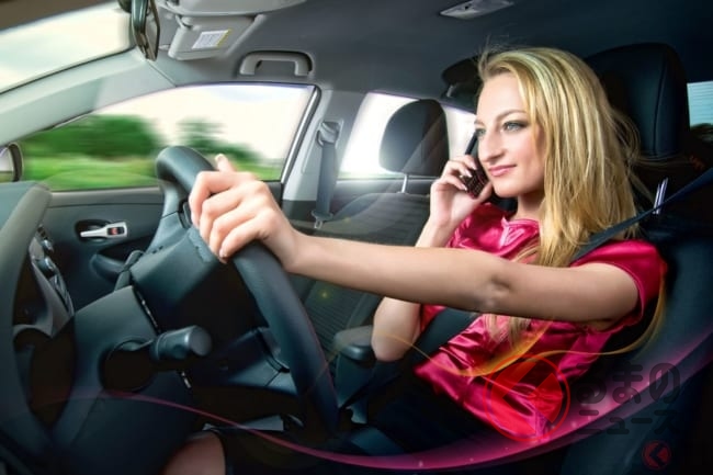 運転中のイヤホン通話は違反 ながらスマホ 罰則強化で注目 赤信号なら問題なし くるまのニュース