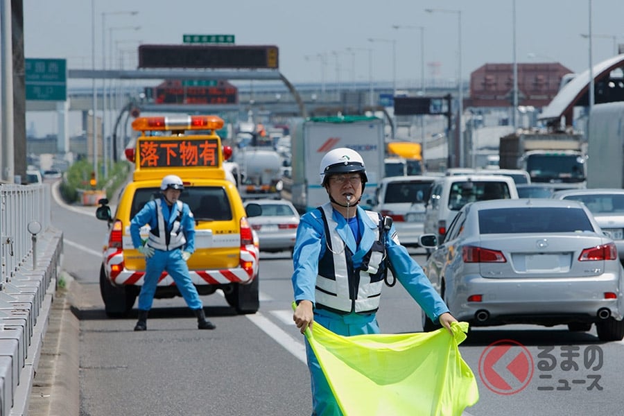 落下物を回収している交通管理巡回スタッフ（画像：NEXCO東日本）