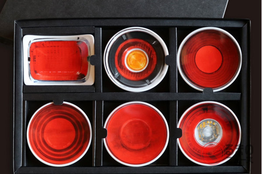 ヴィレッジヴァンガードが発売した歴代GT-Rのテールランプをモチーフにした豆皿セット