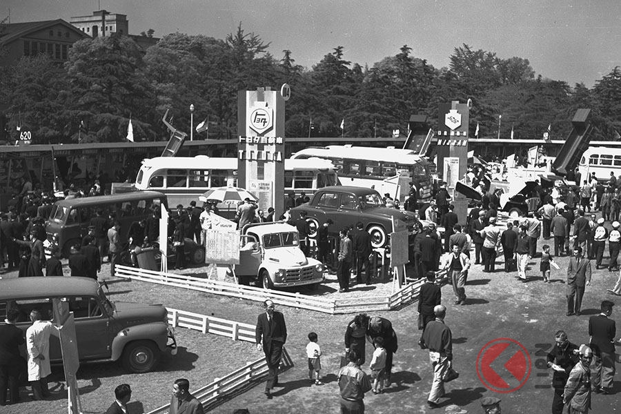 954年に開催された第1回「全日本自動車ショウ」。日比谷公園で開催され、展示車両267台のうち乗用車はわずか17台だった。来場者数は54万7000人