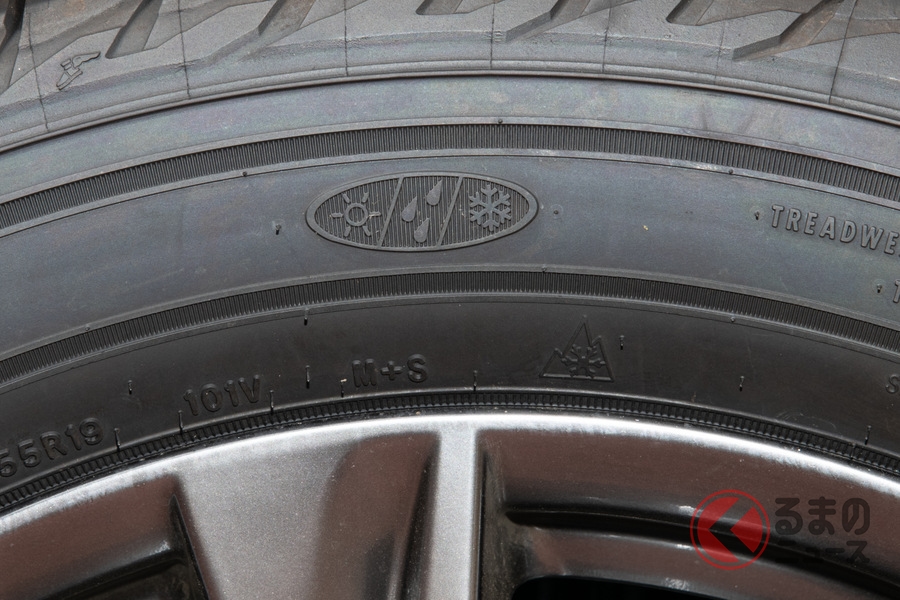 全天候を示すロゴにスノーフレークマーク・M+Sマークを備え、高速道路等のチェーン規制下においても走行可能