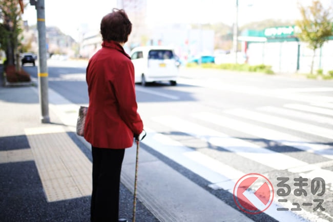 運転中のイヤホン通話は違反 ながらスマホ 罰則強化で注目 赤信号なら問題なし くるまのニュース